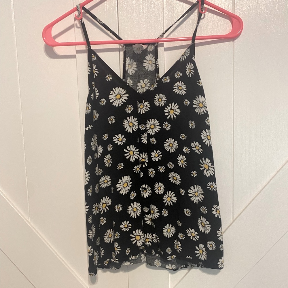 Super cute flower tank top! 🌸